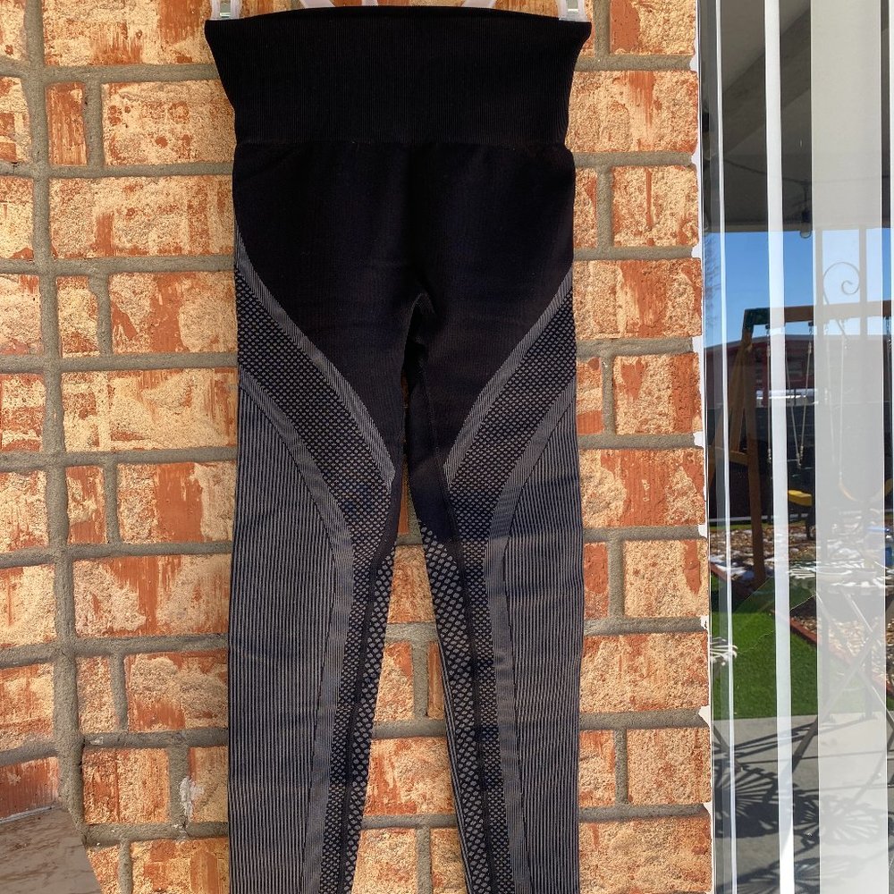 Women's Fabletic's Ultra Fit Compact Black & Gray Leggings (S/M/L)